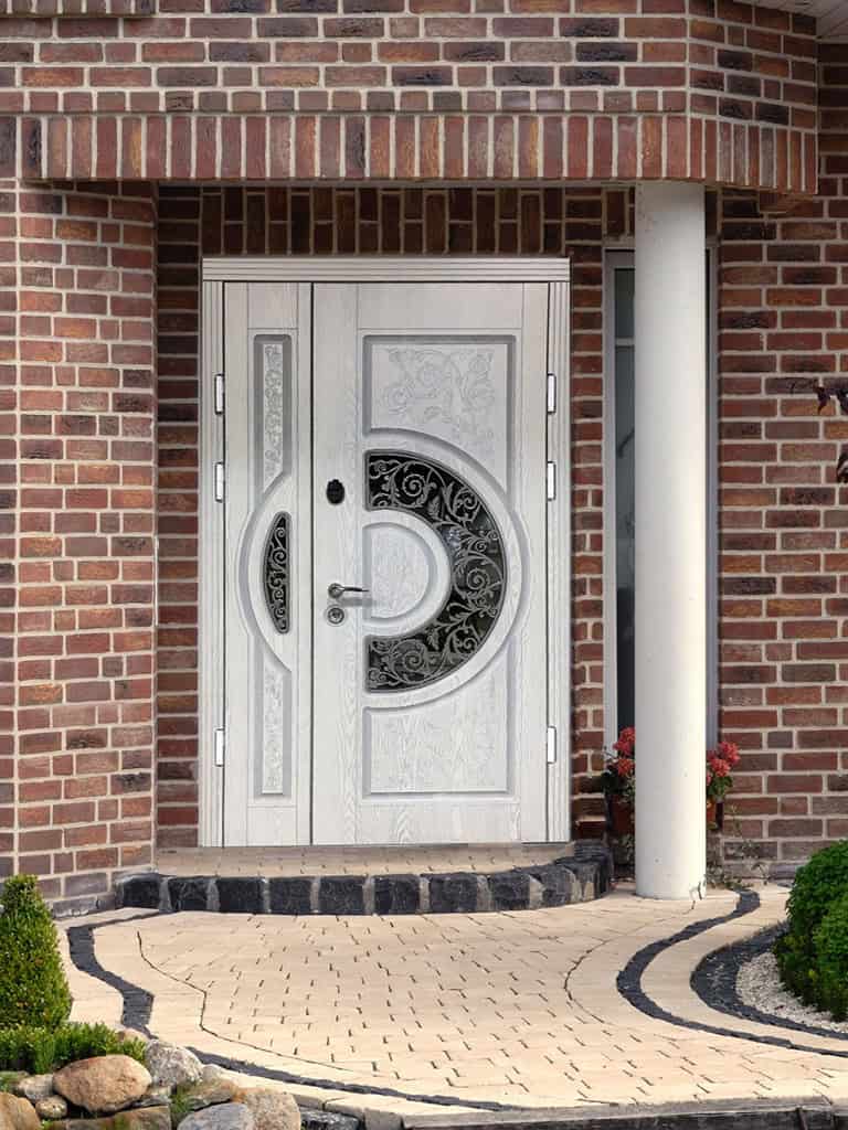 kŕasne vstupné dvere do domu